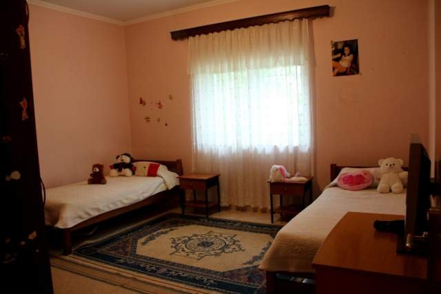 Sarande, jap me qera apartament 3+1+A+BLK Kati 1, 50 Euro/nata (Rruga Hamalloi)