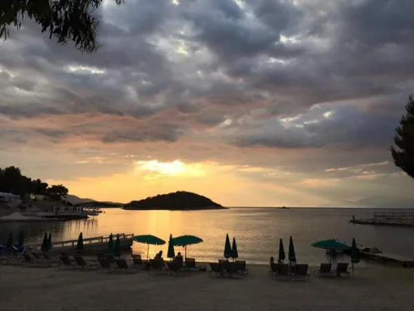 Sarande, jap me qera shtepi Kati 1, 50 m² 45 Euro/nata (i diskutueshem ne vartesi te sezont)  (KSAMIL, buze detit)