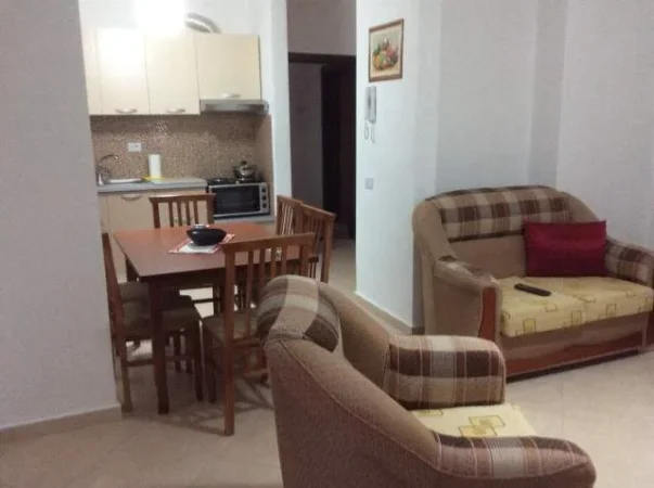 Durres, jap me qera apartament Kati 5, 68 m² 25 €/nata  (Pavaresia, afer Hotel Adriatikut)