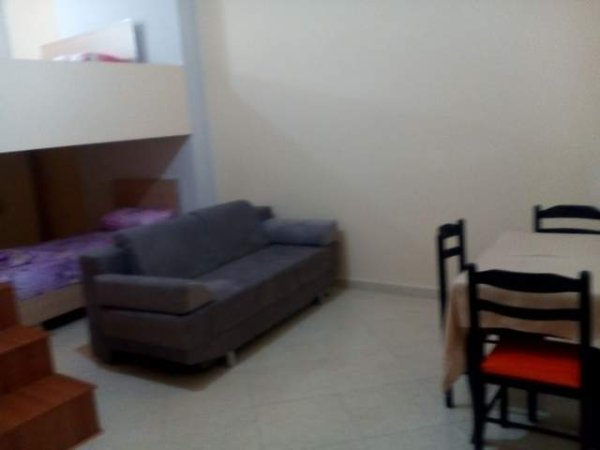 Dhoma  plazhi Vlore  Kati 1,  njera 35 m² tjetra 55 m²  cmimi  30 mije Leke/nata (Lagjia Uji i ftohet 7 pallatet 30 metra larg detit)