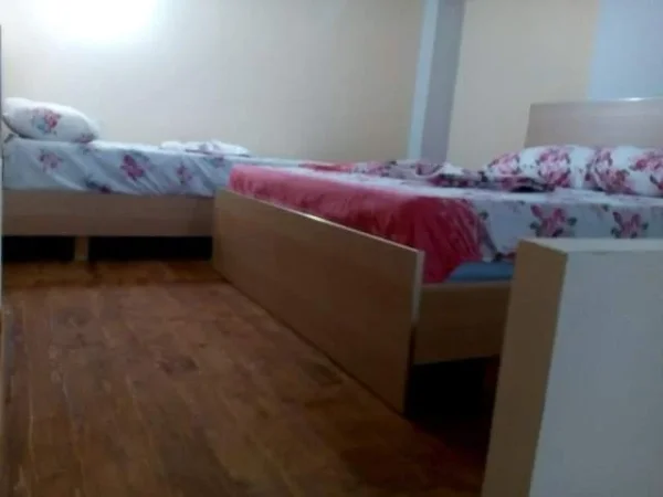 Dhoma  plazhi Vlore  Kati 1,  njera 35 m² tjetra 55 m²  cmimi  30 mije Leke/nata (Lagjia Uji i ftohet 7 pallatet 30 metra larg detit)