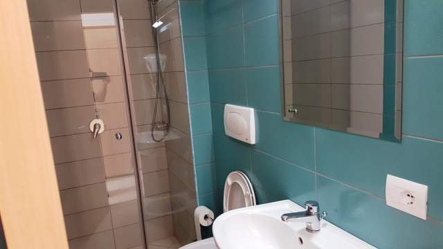 Himare,  Apartament me qira, garsoniere + ballkon, 34.1 m2, kati 5, me ashensor, 35€/nata