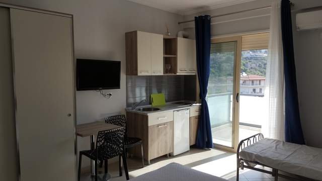 Himare,  Apartament me qira, garsoniere + ballkon, 34.1 m2, kati 5, me ashensor, 35€/nata