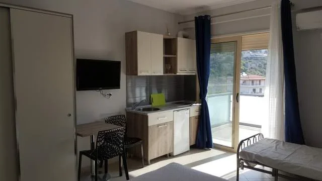 Himare,  Apartament me qira, garsoniere + ballkon, 34.1 m2, kati 5, me ashensor, 35€/nata