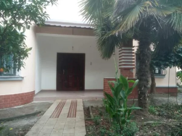 Tirane,Laprake, jap me qera ambjent per bisnes 120 m2+ oborr 150 m2. 50 000 leke