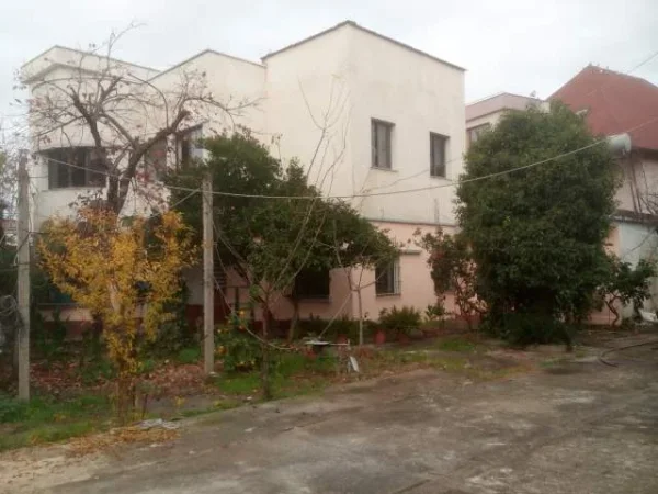 Tirane,Laprake, jap me qera ambjent per bisnes 120 m2+ oborr 150 m2. 50 000 leke
