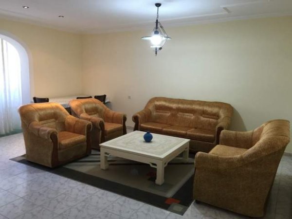 Tirane, jap me qera apartament 2+1+A+BLK Kati 5, 320 Euro (Karl Gega, prane stacionit te trenit)