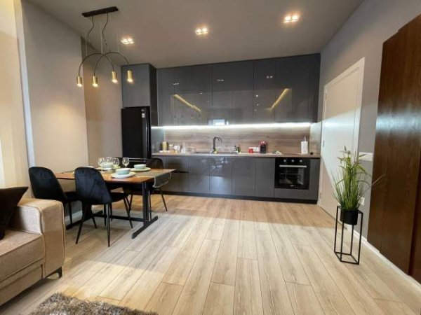 Tirane, jepet me qera apartament 1+1 Kati 10, 75 m² 600 Euro