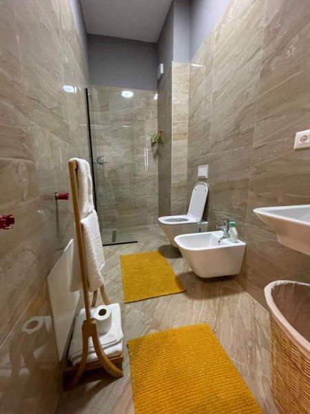 Tirane, jepet me qera apartament 1+1 Kati 10, 75 m² 600 Euro