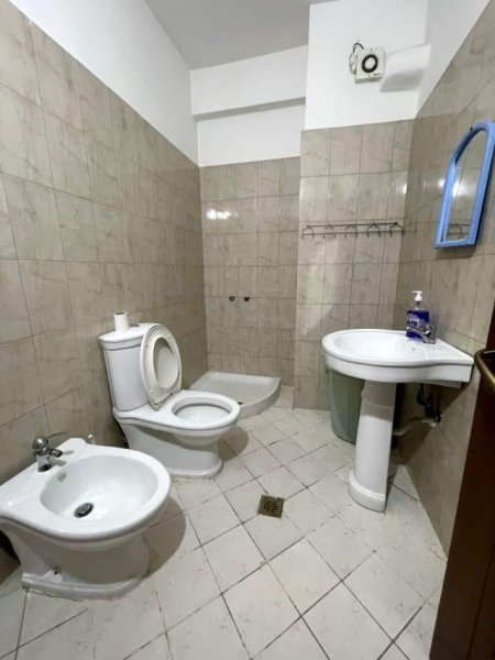 Vlore, jepet me qera apartament ne plazh 2+1+BLK Kati 8, 110 m² 25 Euro (Bulevardi Ismail Qemali)