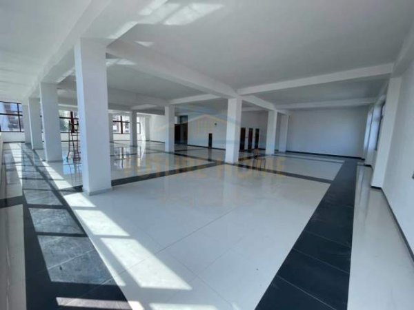 Tirane, jepet me qera ambjent biznesi Kati 0, 500 m² 2.500 Euro (Rruga 5 maj)