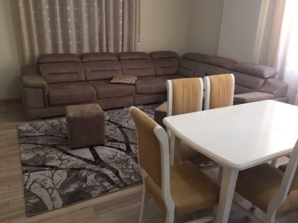 Tirane, jepet me qera apartament 2+1 380 Euro