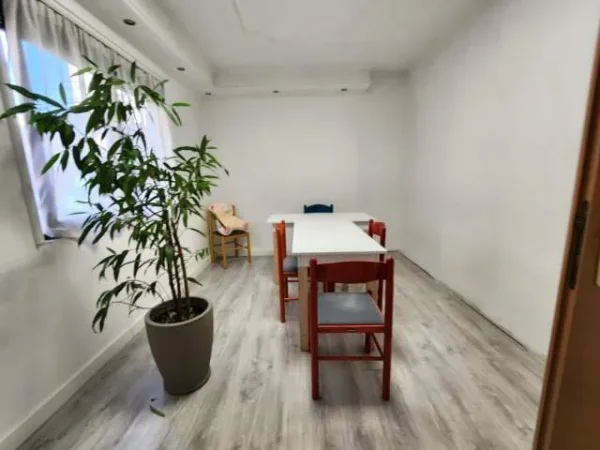 Tirane, jepet me qera ambjent biznesi  (Rr. Ibrahum Kodra (K. e Parisit - Pastiçeri Nefeli)