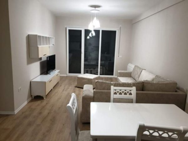 Tirane, jepet me qera apartament 2+1+BLK 112 m² 650 Euro (Laprake)