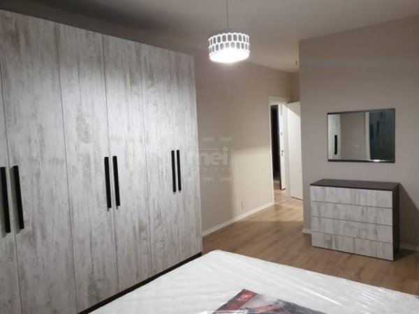 Tirane, jepet me qera apartament 2+1+BLK 112 m² 650 Euro (Laprake)