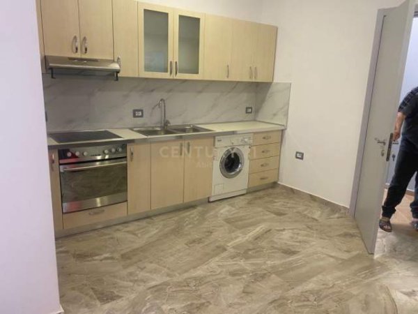 Tirane, jap me qera garsonier 1+1 Kati 2, 28 m² 200 Euro (Niko Avrami)