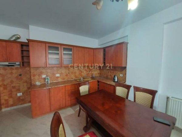 Tirane, jepet me qera apartament 1+1+BLK Kati 4, 120 m² 420 Euro (Komuna e Parisit)