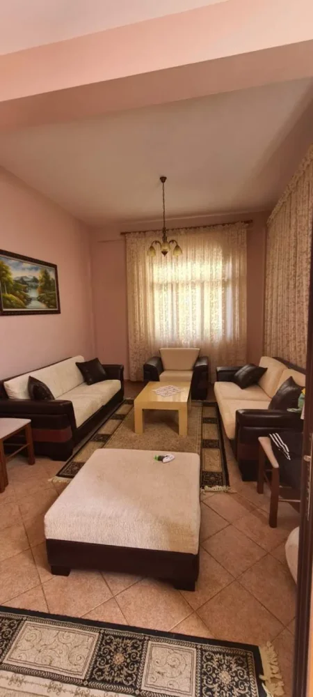 Tirane, jepet me qera Vile 3+1+A+BLK Kati 0, 190 m² 2.000 Euro (Komuna e Parisit)