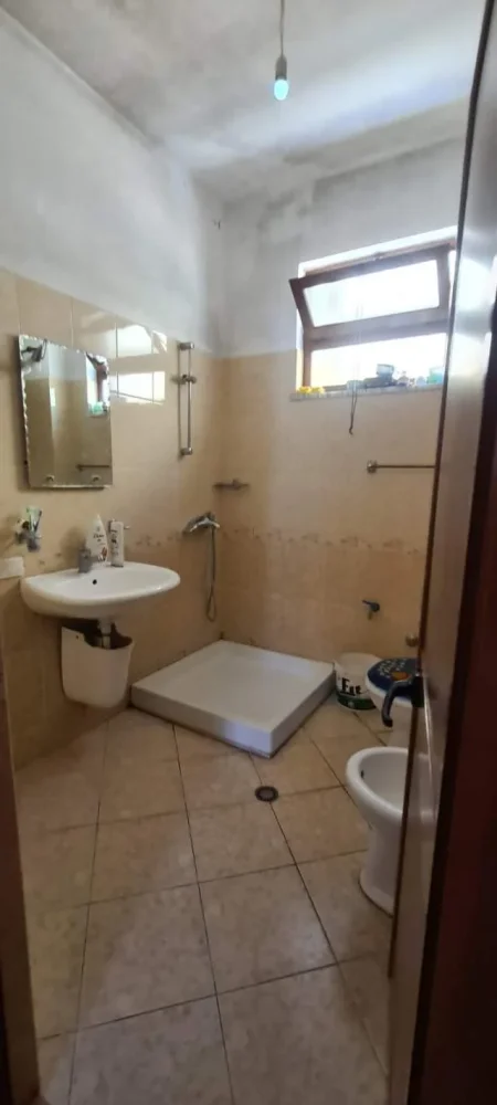 Tirane, jepet me qera Vile 3+1+A+BLK Kati 0, 190 m² 2.000 Euro (Komuna e Parisit)