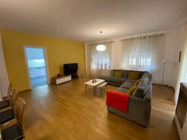 Tirane, jepet me qera apartament 3+1 Kati 2, 220 m² 1.600 Euro (rezidenca Touch of the sun)