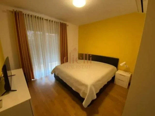 Tirane, jepet me qera apartament 3+1 Kati 2, 220 m² 1.600 Euro (rezidenca Touch of the sun)