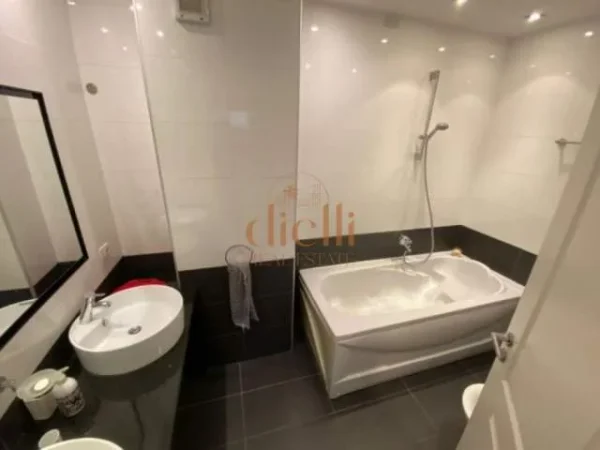 Tirane, jepet me qera apartament 3+1 200 m² 1.500 Euro (rezidenca Touch of the sun)