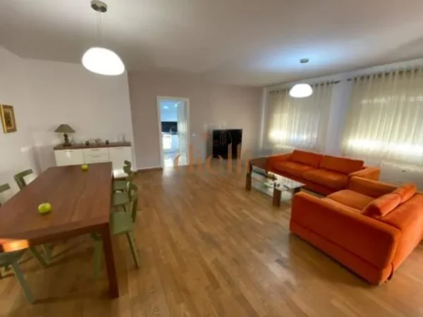 Tirane, jepet me qera apartament 3+1 200 m² 1.500 Euro (rezidenca Touch of the sun)