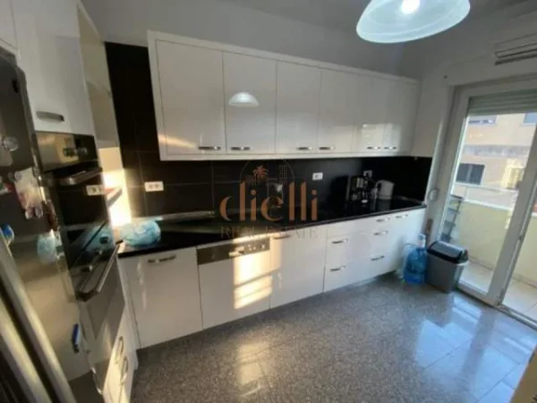 Tirane, jepet me qera apartament 3+1 200 m² 1.500 Euro (rezidenca Touch of the sun)