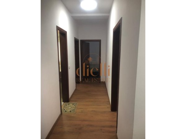 Tirane, jepet me qera zyre Kati 8, 130 m²  (ish Blloku)