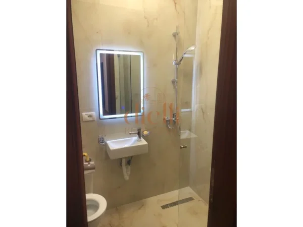 Tirane, jepet me qera zyre Kati 8, 130 m²  (ish Blloku)