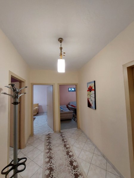 Jepet me qera apartament 2+1, Rr:"Njazi Meka, prane Spitalit Nene Tereza