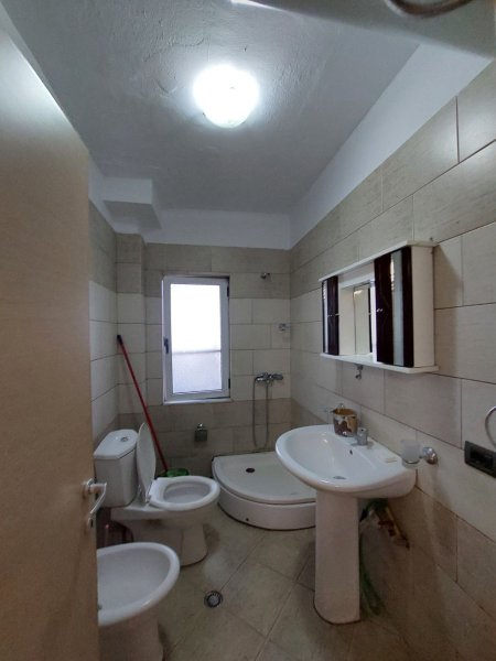 Jepet me qera apartament 2+1, Rr:"Njazi Meka, prane Spitalit Nene Tereza