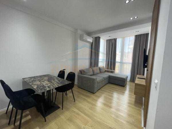 Shiten, 3 Apartamente 1+1 dhe Studio,Sheshi Avni Rustemi, Pazari i ri. 360000 EURO