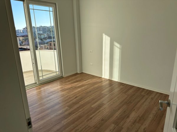 Jepet me qera apartament 1+1,Rruga 5 maj , 300 mije leke