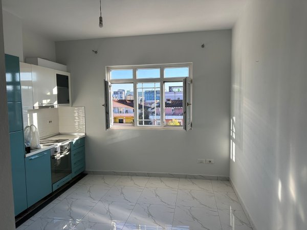 Jepet me qera apartament 1+1,Rruga 5 maj , 300 mije leke