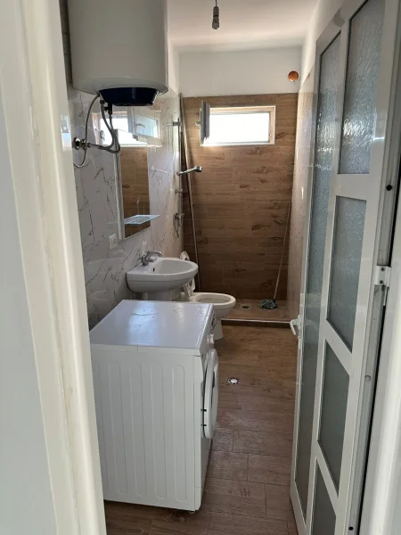 Jepet me qera apartament 1+1,Rruga 5 maj , 300 mije leke