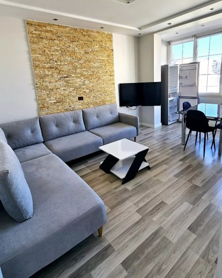 Jepet me Qera Apartament 2+1+Verande tek Myslym Shyri