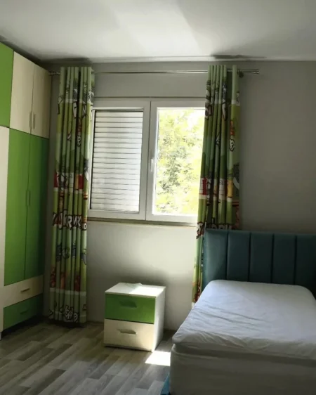 Jepet me Qera Apartament 2+1+Verande tek Myslym Shyri