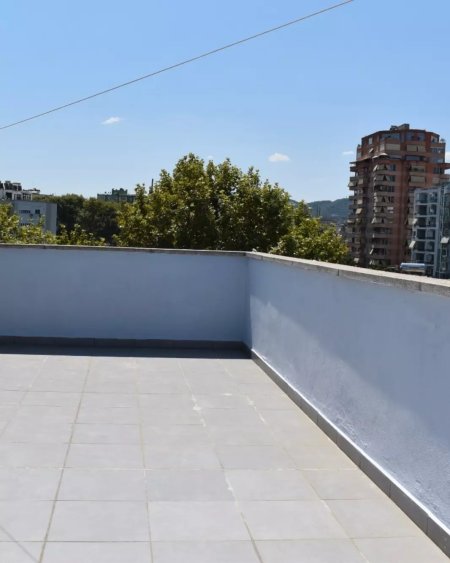 Jepet me Qera Apartament 2+1+Verande tek Myslym Shyri