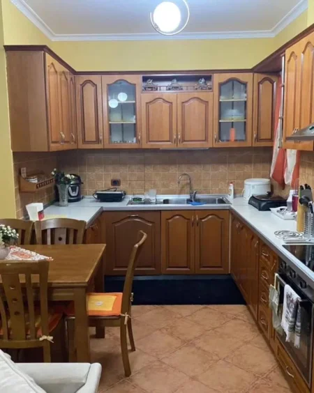 Jepet me qera apartament 3+1, 21 Dhjetori, prane hotel Mondial