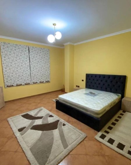 Jepet me qera apartament 3+1, 21 Dhjetori, prane hotel Mondial