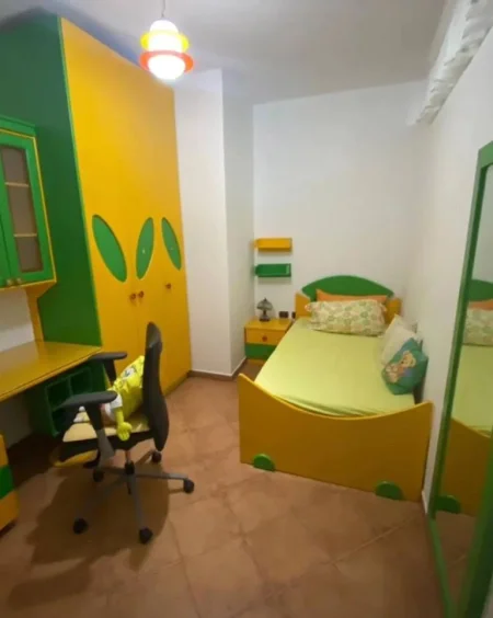 Jepet me qera apartament 3+1, 21 Dhjetori, prane hotel Mondial