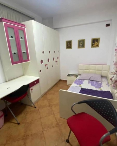 Jepet me qera apartament 3+1, 21 Dhjetori, prane hotel Mondial