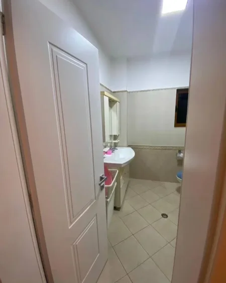 Jepet me qera apartament 3+1, 21 Dhjetori, prane hotel Mondial