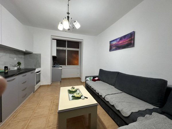 Jepet me qera apartament 2+1, fundi i rruges se Dibres, Rojani Nr:4