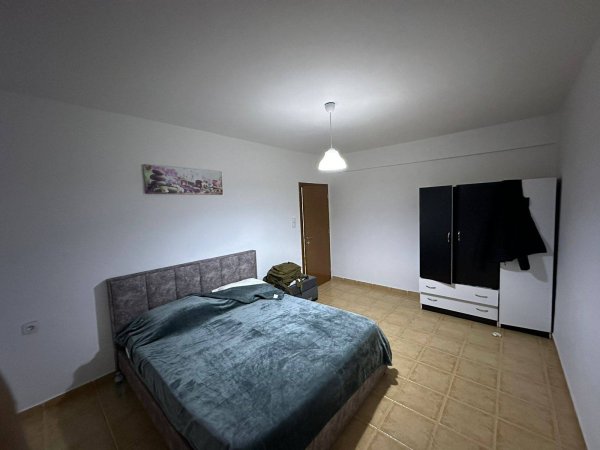 Jepet me qera apartament 2+1, fundi i rruges se Dibres, Rojani Nr:4