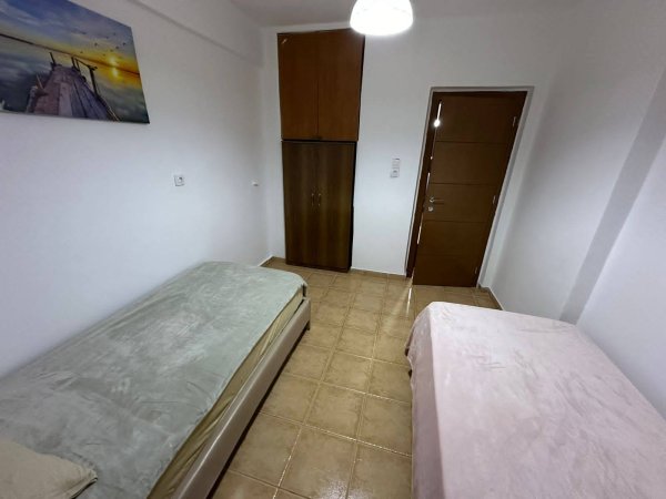 Jepet me qera apartament 2+1, fundi i rruges se Dibres, Rojani Nr:4