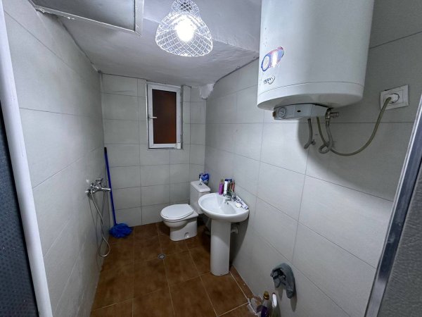 Jepet me qera apartament 2+1, fundi i rruges se Dibres, Rojani Nr:4