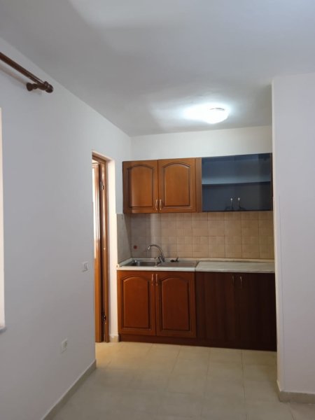 Jepet Me Qera Apartament 1+1 Tek Ish Tregu Elektrik[ID PE 028]