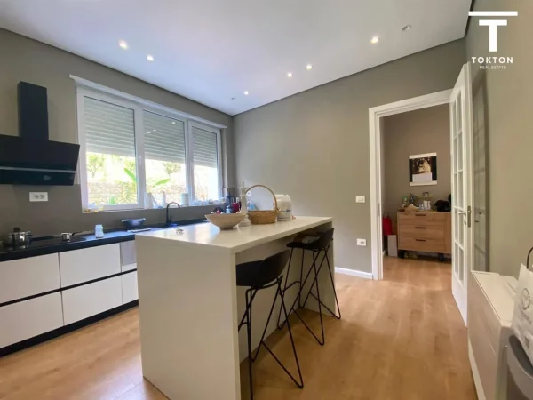 Tirane, jepet me qera Vile 5+1+BLK Kati 3, 543 m² 3.000 Euro (TEG)